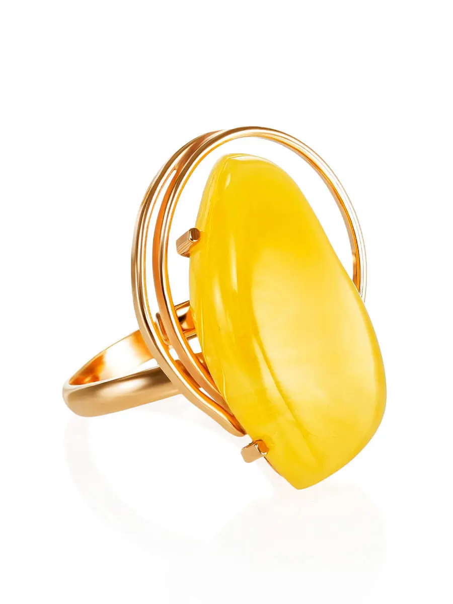 картинка Яркое кольцо из серебра с позолотой, украшенное медовым янтарём «Риальто» в онлайн магазине