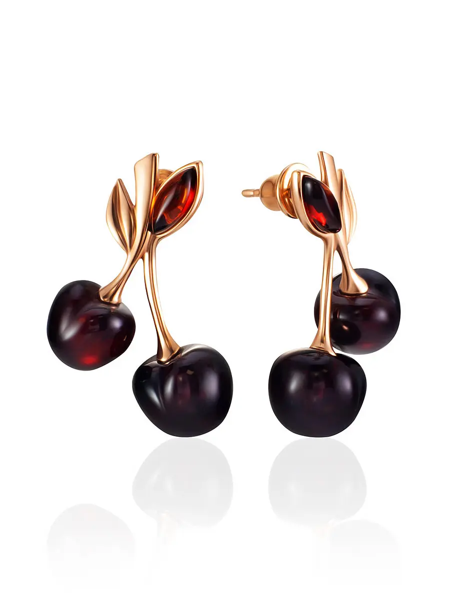 картинка Очаровательные позолоченные серьги-гвоздики «Вишенка» с вишнёвым янтарём в онлайн магазине