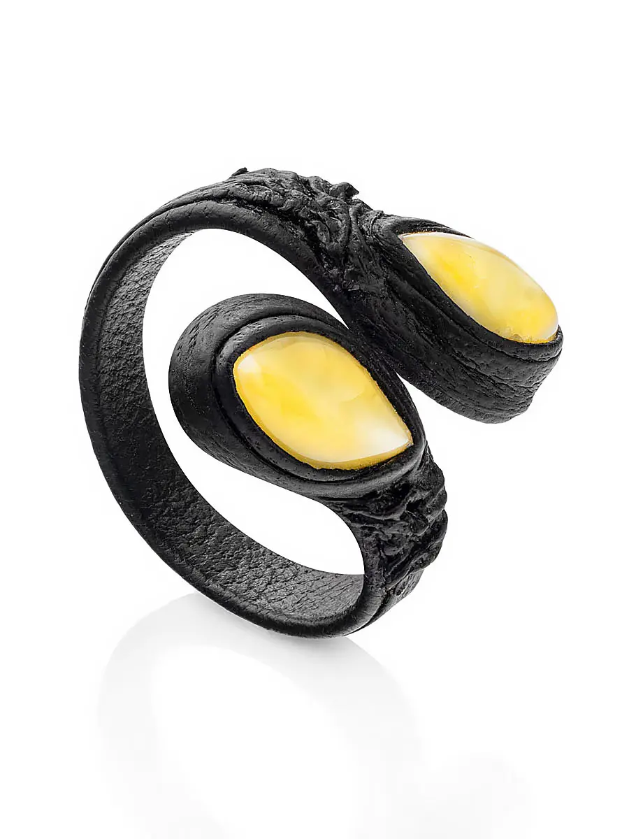 картинка Стильное необычное кольцо из янтаря в коже «Змейка тонкая двойная» в онлайн магазине