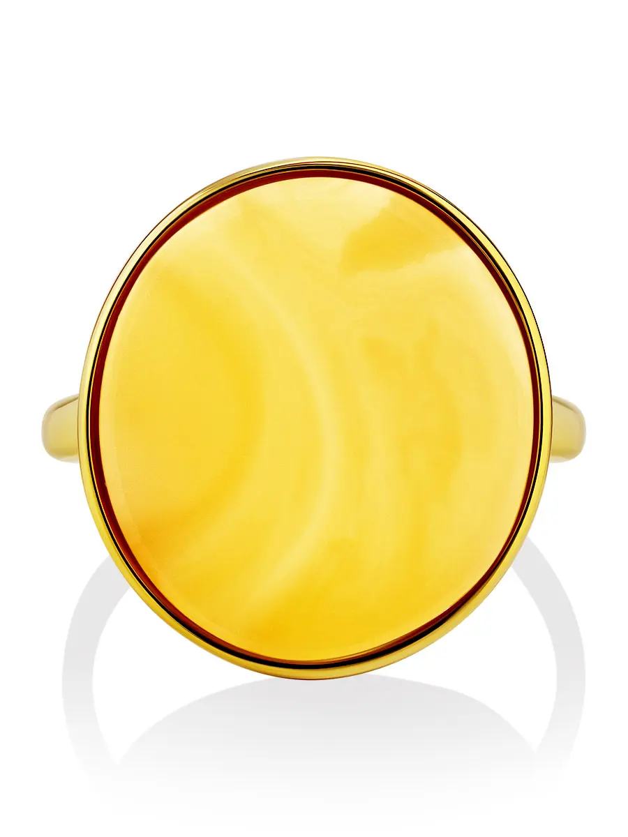 картинка Эффектное кольцо, украшенное живописным медовым янтарём «Бенефис» в онлайн магазине