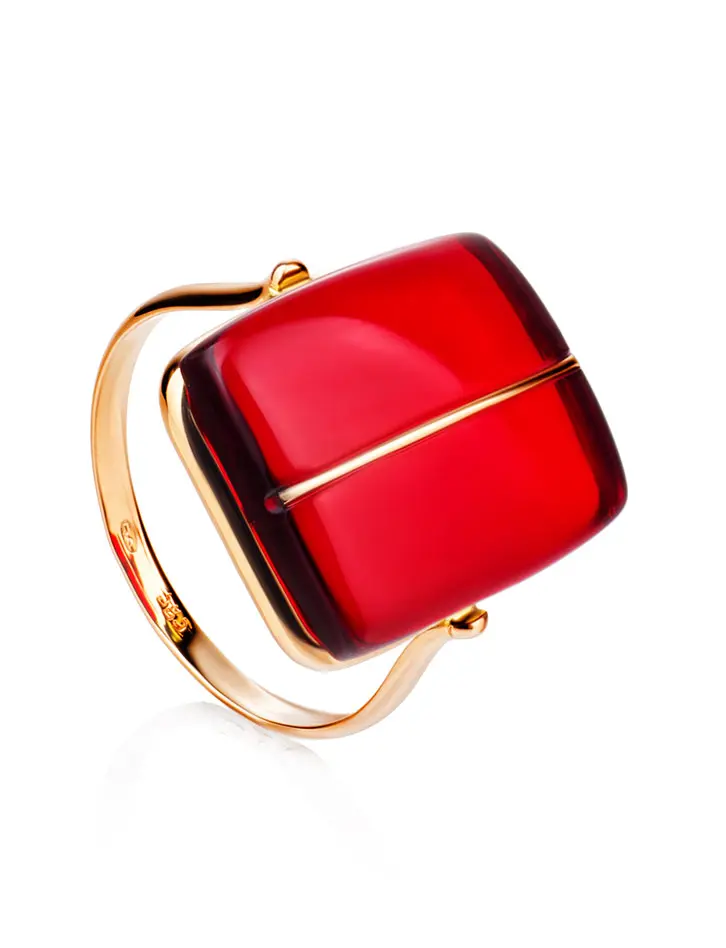 картинка Роскошное золотое кольцо с ярко-красным цельным янтарём «Сангрил» в онлайн магазине