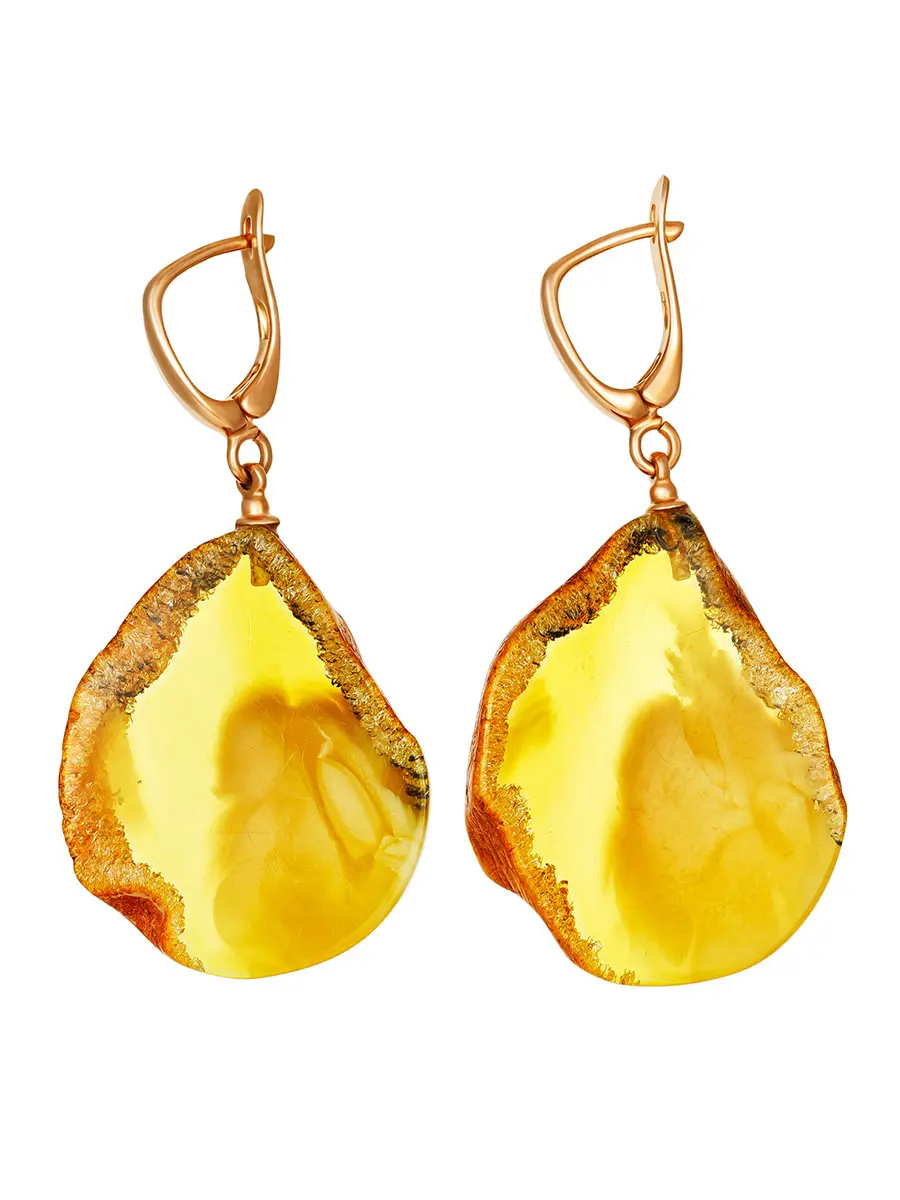 картинка Золотые серьги, украшенные натуральным цельным янтарём с уникальной текстурой в онлайн магазине