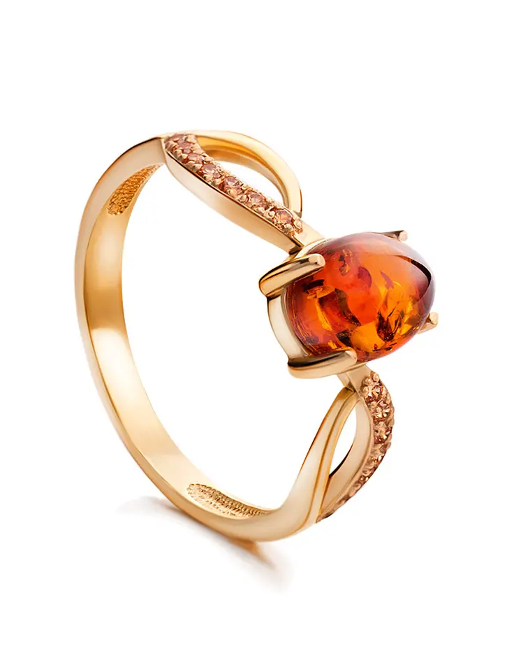 картинка Женственное позолоченное кольцо с коньячным янтарём и кристаллами «Ренессанс» в онлайн магазине