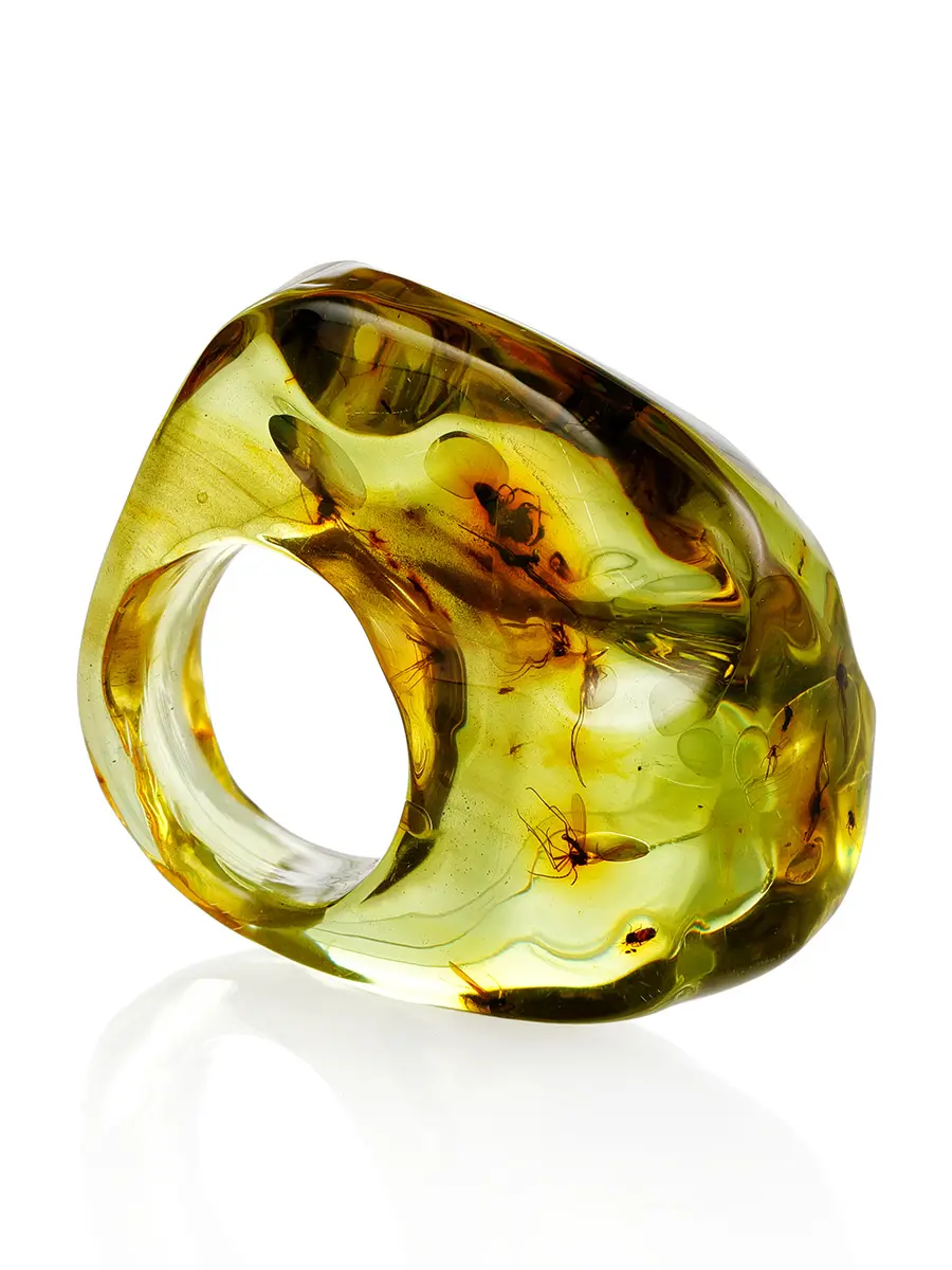 картинка Яркое эффектное кольцо из цельного колумбийского янтаря зелёного цвета с инклюзами «Фаэтон» в онлайн магазине