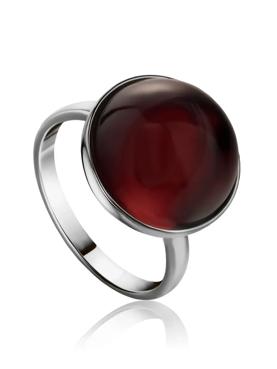 картинка Серебряное кольцо с натуральным глянцевым янтарем темно-вишневого цвета «Сорбонна» в онлайн магазине