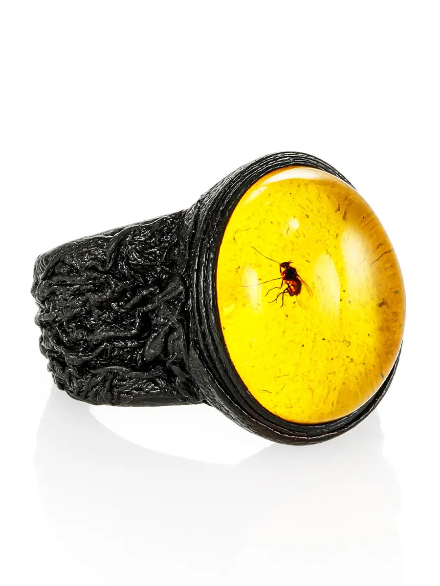 картинка Уникальное кольцо из янтаря с инклюзом в коже «Нефертити» в онлайн магазине