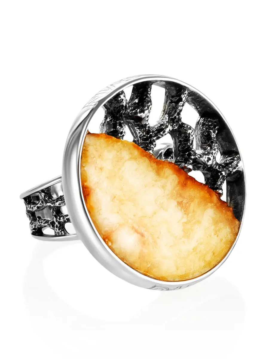 картинка Круглое кольцо со вставкой из цельного медового янтаря «Модерн» в онлайн магазине