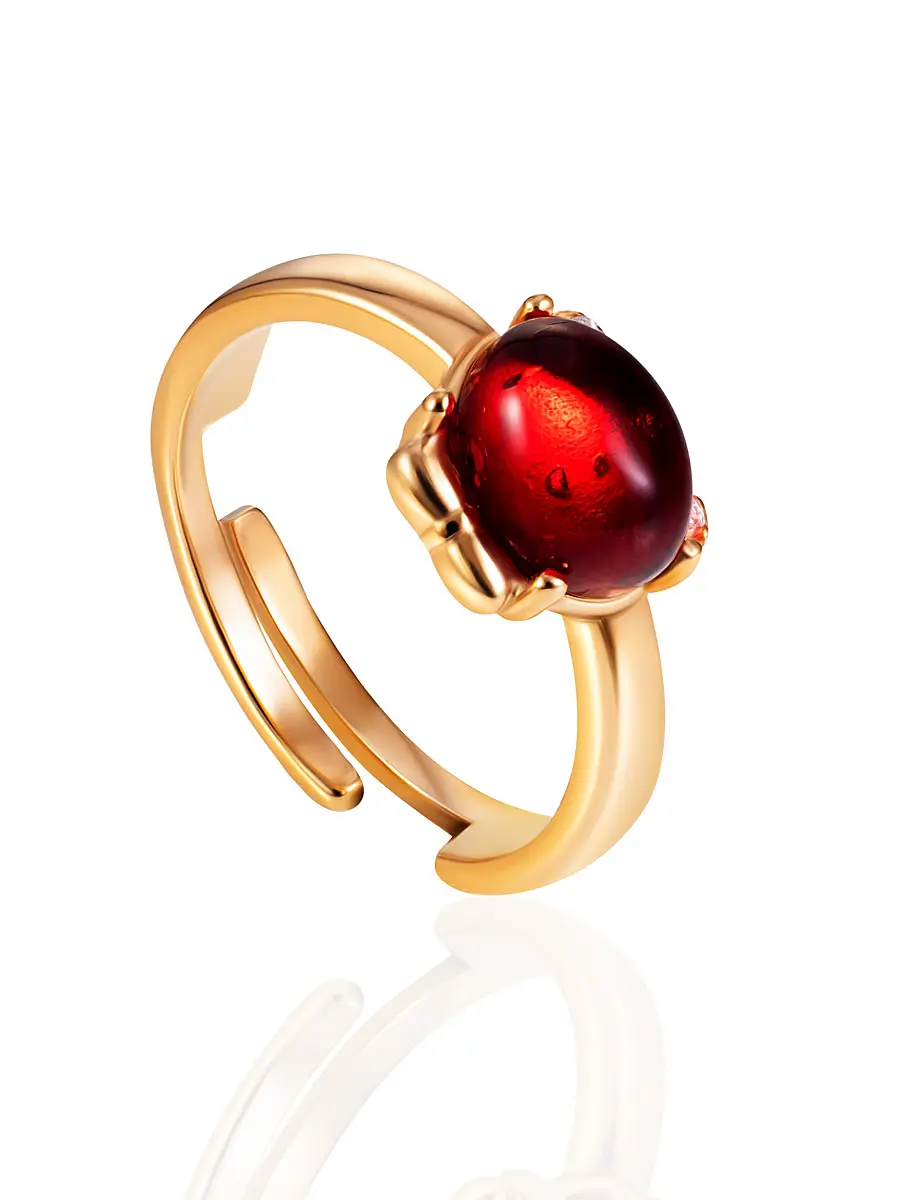 картинка Яркое позолоченное кольцо с янтарём алого оттенка «Медвежонок» в онлайн магазине