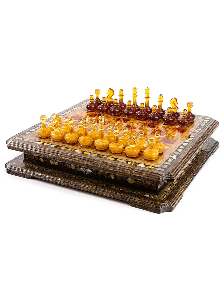 картинка Комплект для игры в шахматы: стол-доска и фигурки из натурального янтаря в онлайн магазине