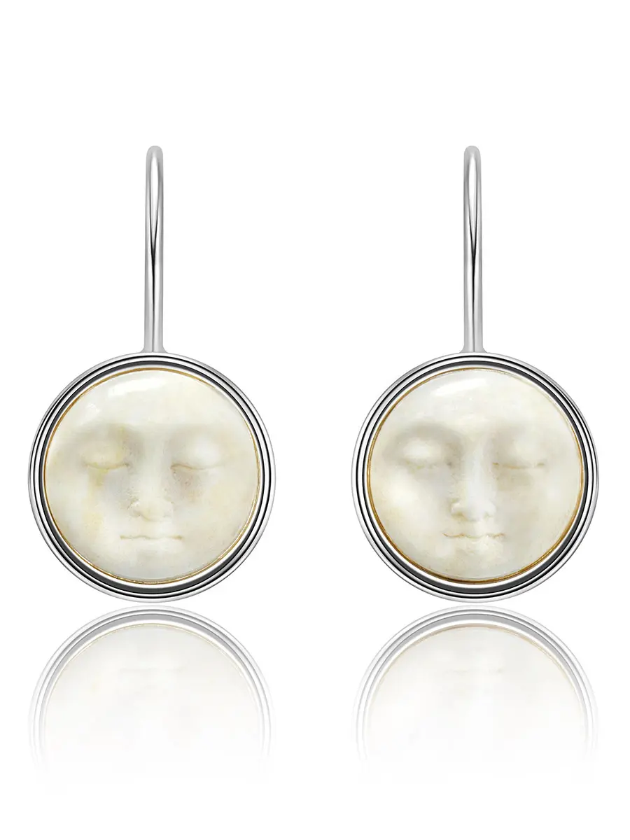 картинка Необычные серьги из серебра и резного янтаря на крючках «Луна» в онлайн магазине