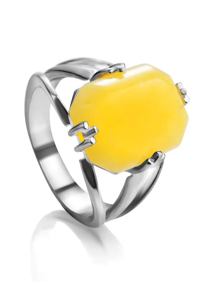 картинка Яркое кольцо из серебра 925 пробы и цельного медового янтаря «Марокко» в онлайн магазине