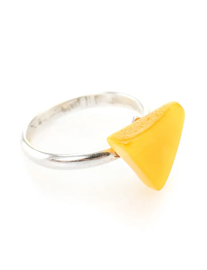 картинка Кольцо с треугольным кусочком натурального балтийского янтаря медового цвета «Суматра» в онлайн магазине