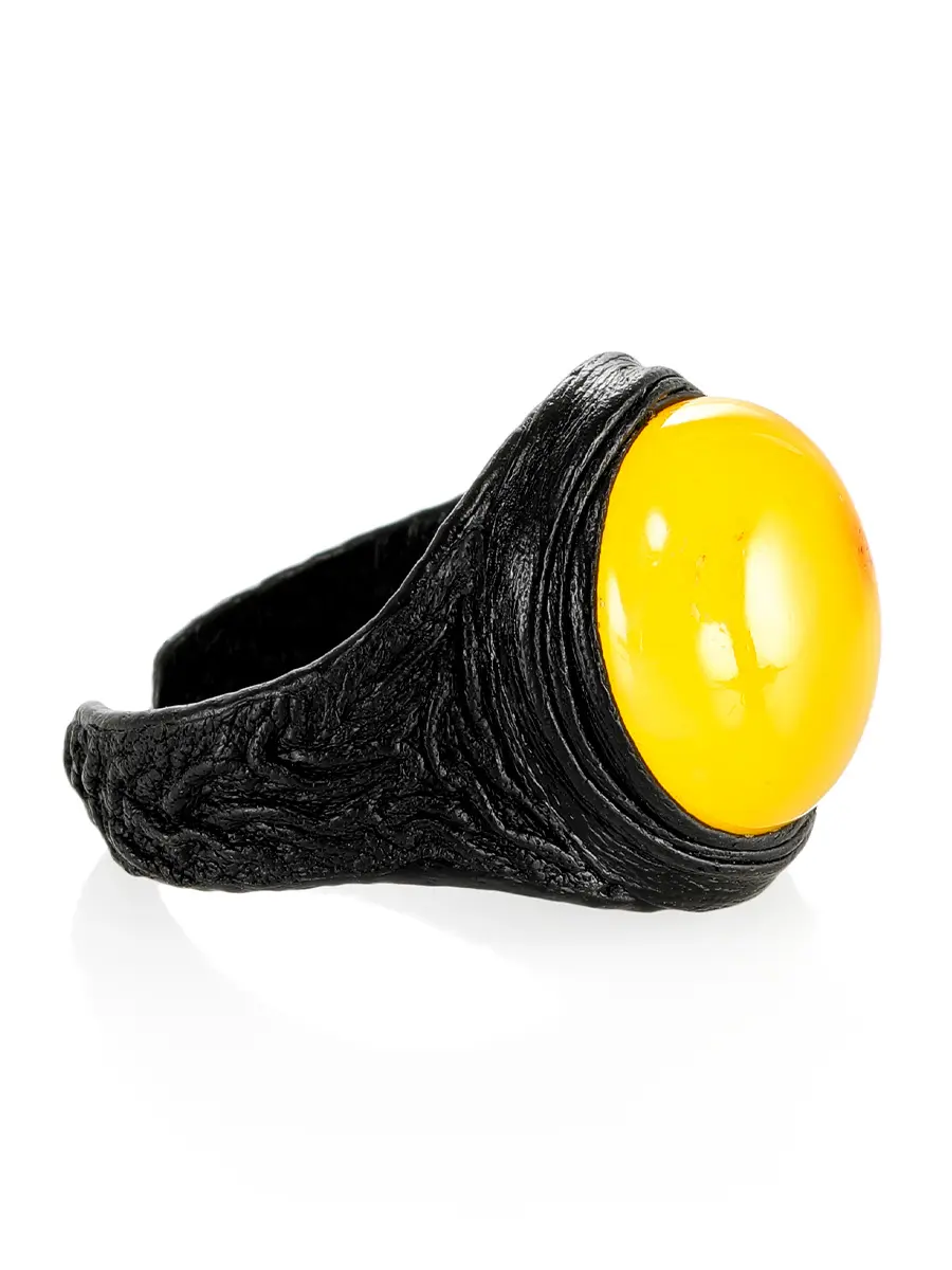 картинка Стильный перстень из натуральной кожи с круглой вставкой из балтийского медового янтаря «Нефертити» в онлайн магазине