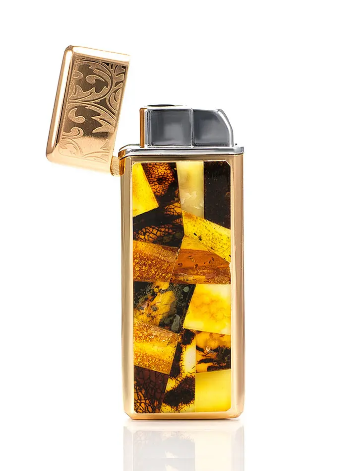картинка Золотистая зажигалка, украшенная мозаикой из натурального янтаря и гравировкой в онлайн магазине