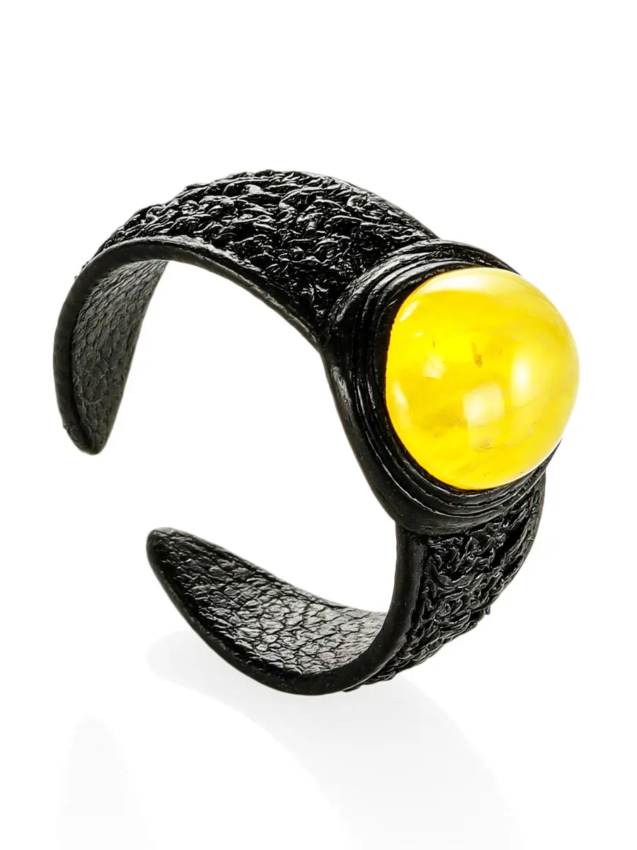 картинка Эффектное кольцо из кожи с вставкой из натурального балтийского янтаря медового цвета «Нефертити» в онлайн магазине