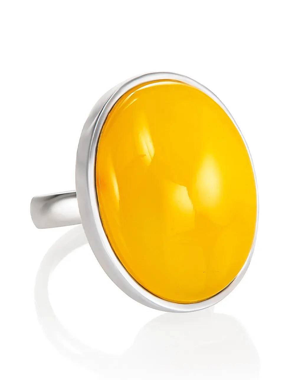 картинка Овальное кольцо со вставкой из натурального балтийского янтаря «Глянец» в онлайн магазине