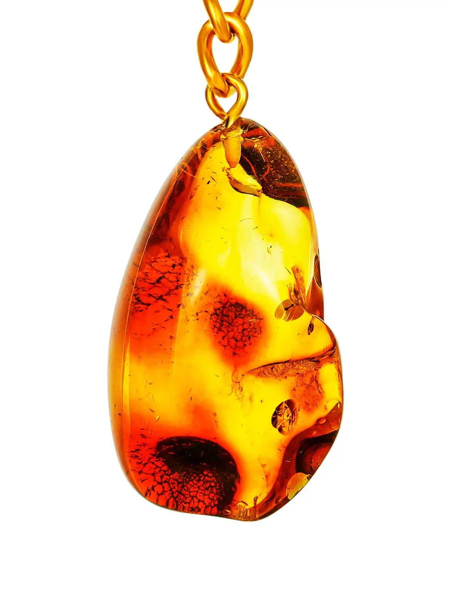 картинка Брелок с натуральным сияющим янтарём коньячного цвета в онлайн магазине