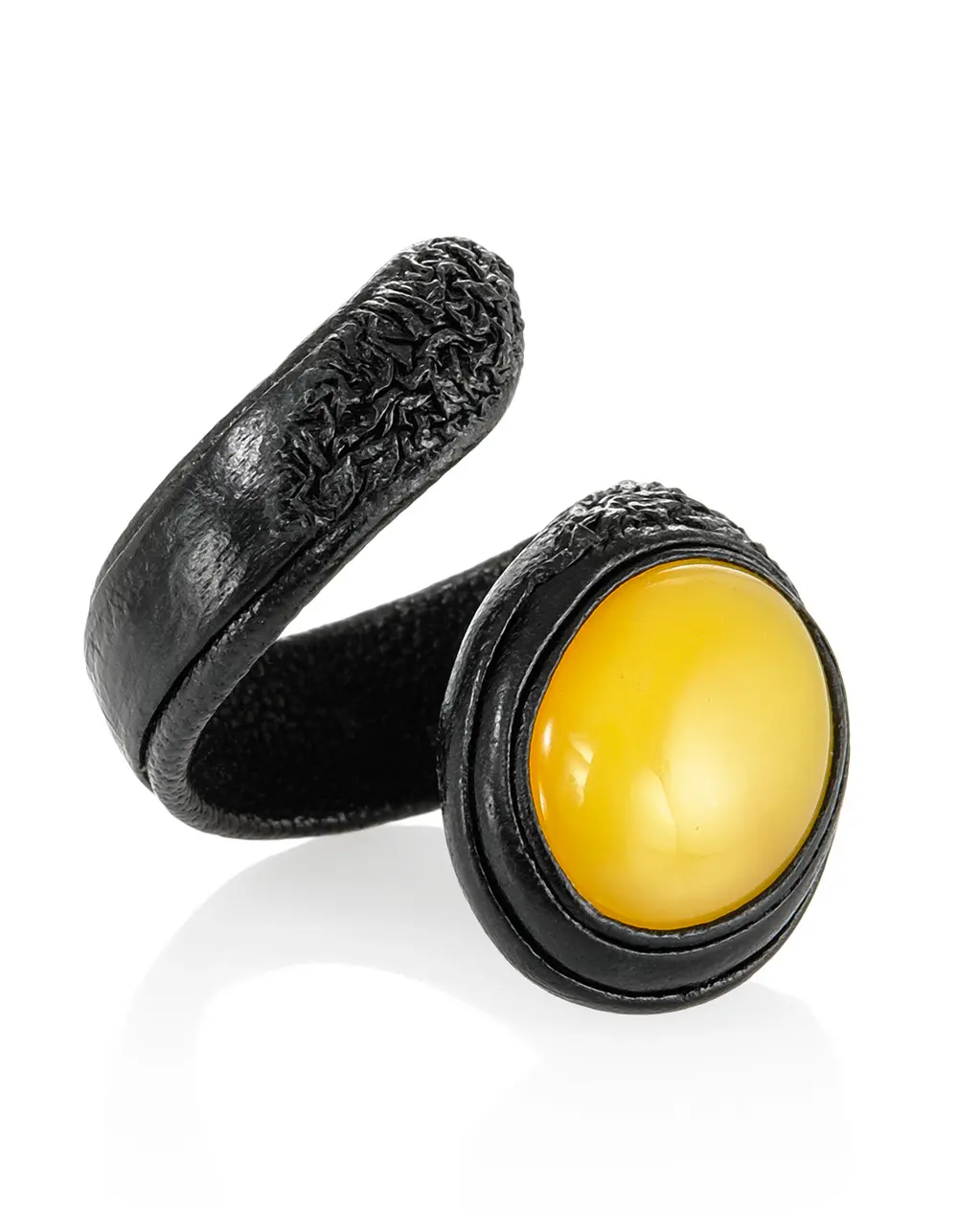 картинка Провокационное кольцо из чёрной кожи и медового янтаря «Змейка» в онлайн магазине
