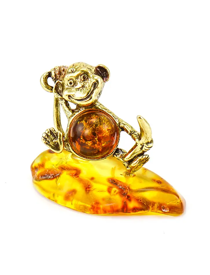 картинка Настольный сувенир на камне «Обезьянка с бананом»  со вставкой коньячного янтаря в онлайн магазине