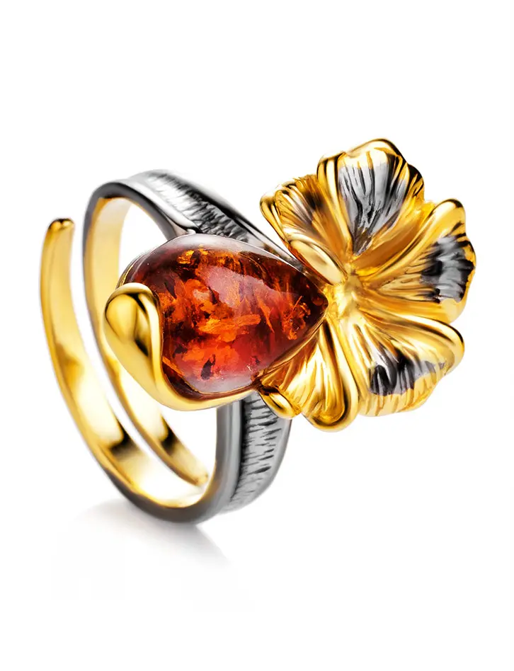 картинка Нарядное кольцо из позолоченного серебра с янтарём коньячного цвета «Петуния» в онлайн магазине