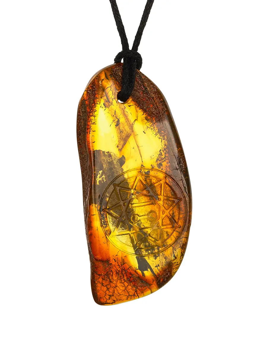 картинка Подвеска с резьбой из янтаря оберег «Чертог Щуки» в онлайн магазине
