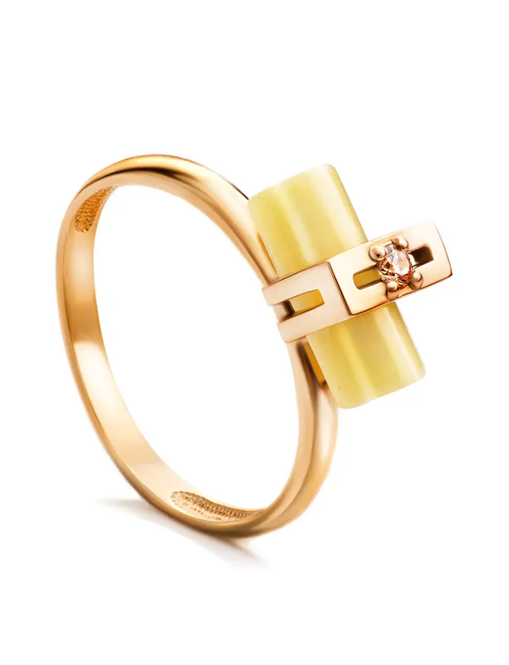 картинка Красивое кольцо из золота и натурального янтаря «Скандинавия», украшенное фианитом в онлайн магазине