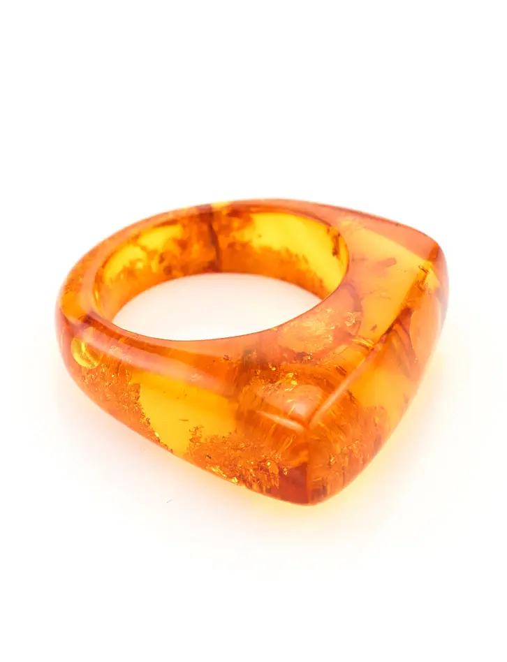 картинка Эксклюзивное кольцо ручной работы из цельного янтаря «Фаэтон» в онлайн магазине