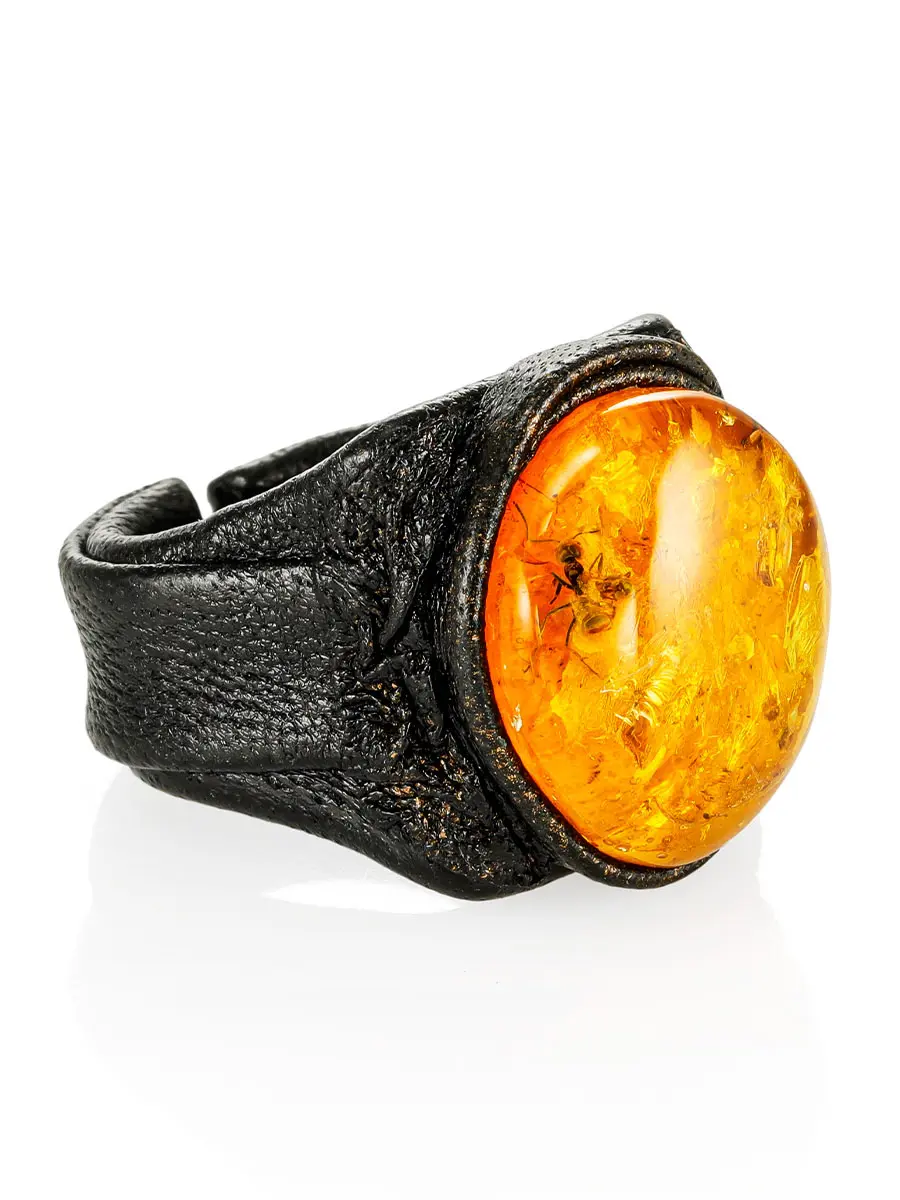 картинка Объёмное кольцо из кожи и натурального янтаря с включением муравья «Нефертити» в онлайн магазине