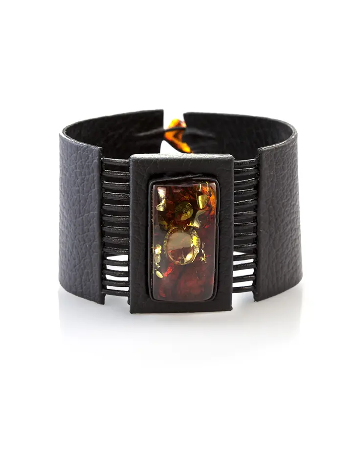 картинка Стильный кожаный браслет с прямоугольной вставкой из цельного балтийского янтаря «Амазонка» в онлайн магазине