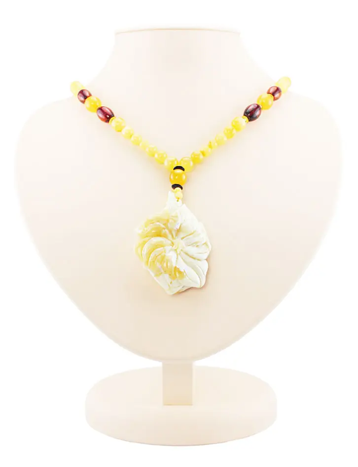 картинка Бусы-колье из янтарных шаров лимонного матового оттенка с крупным резным цветком из пейзажного янтаря в онлайн магазине