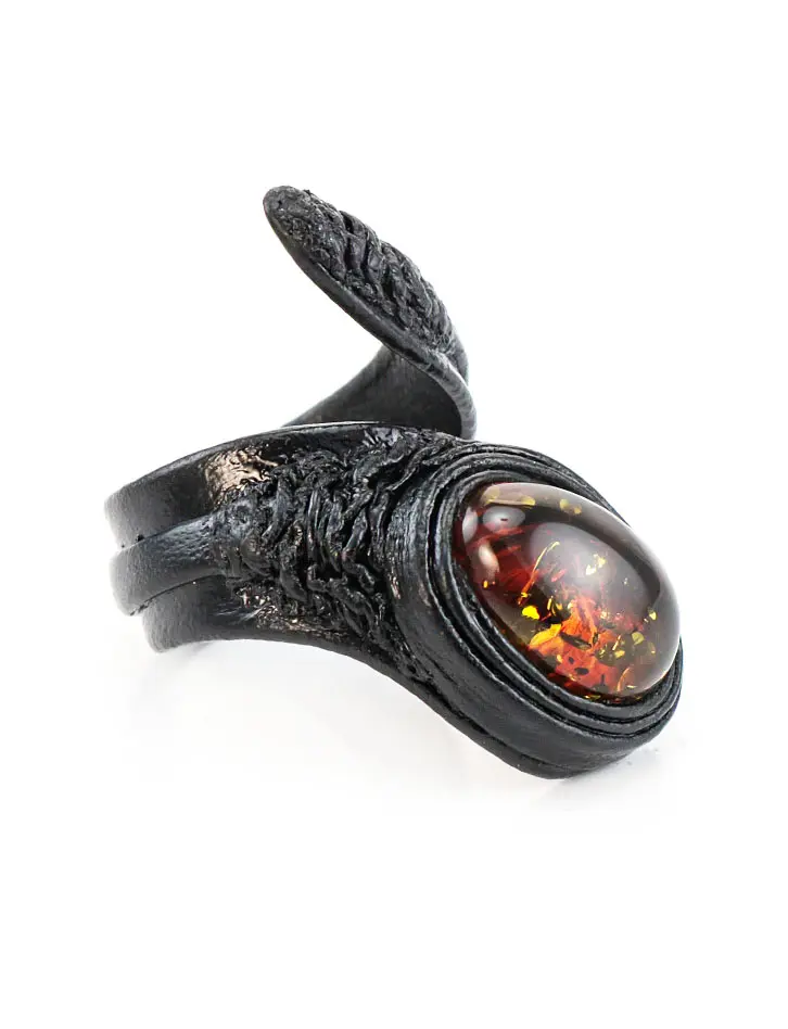 картинка Кольцо-змейка из натуральной кожи с овальной вставкой вишневого янтаря в онлайн магазине