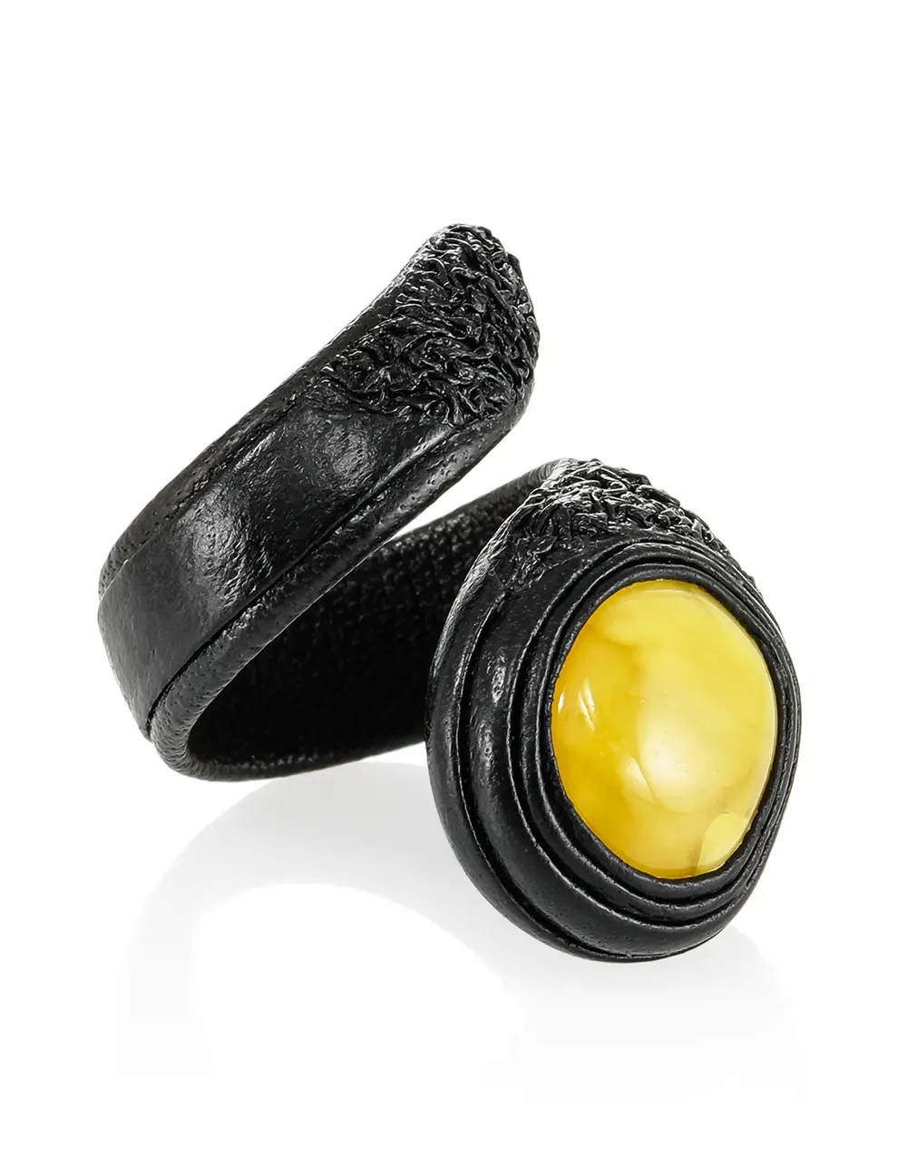 картинка Брутальное кольцо с янтарём медового оттенка в коже «Змейка» в онлайн магазине