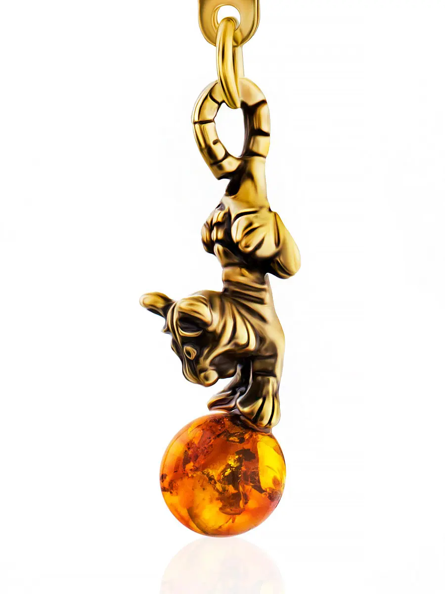 картинка Брелок «Тигрёнок с мячиком», украшенный натуральным янтарём коньячного цвета в онлайн магазине