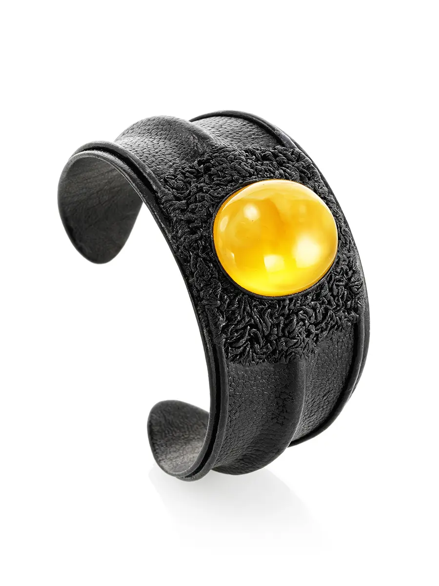 картинка Жёсткий браслет-манжета из кожи с натуральным медовым янтарём «Нефертити» в онлайн магазине