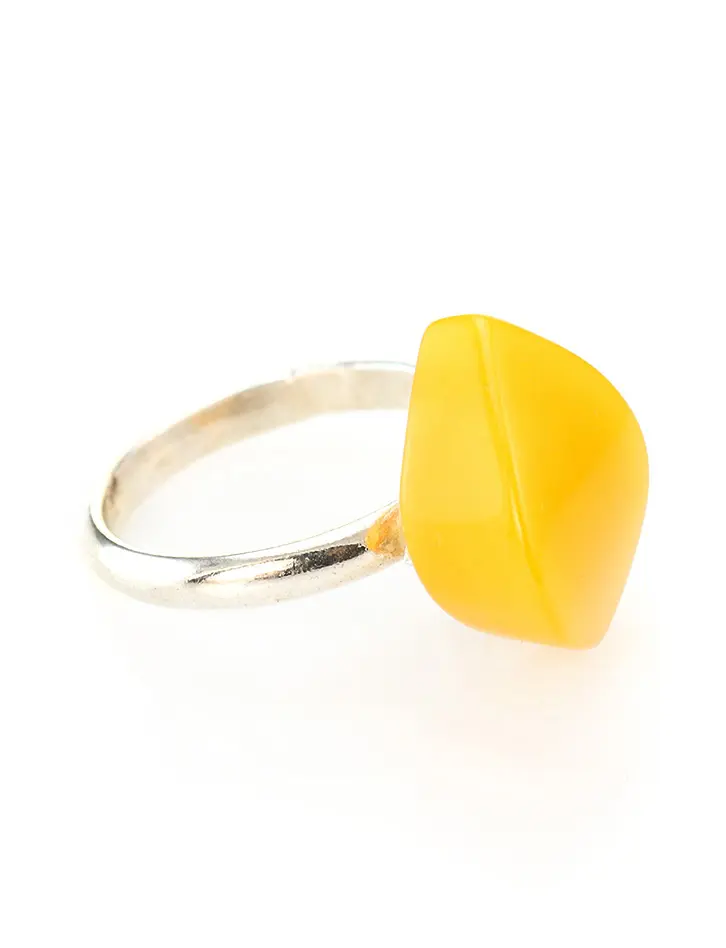 картинка Кольцо с небольшим кусочком натурального балтийского янтаря медового цвета «Суматра» в онлайн магазине
