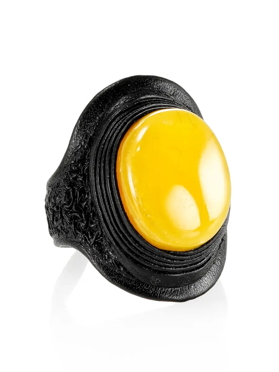 картинка Кольцо-перстень из натуральной кожи с овальной вставкой из медового янтаря «Нефертити» в онлайн магазине