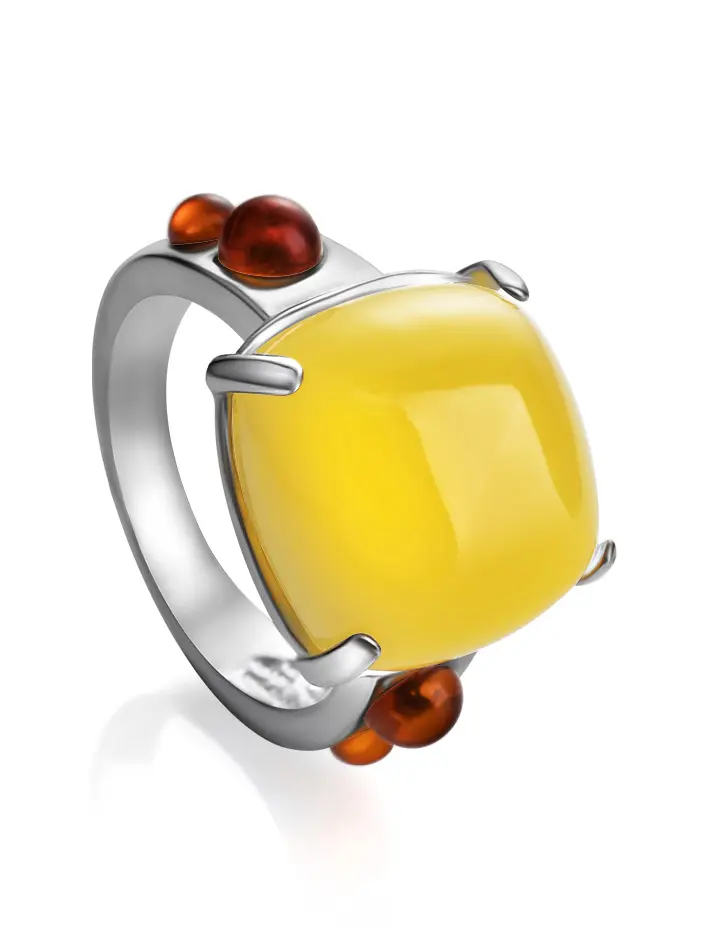 картинка Стильное кольцо с натуральным цельным янтарем медового цвета «Троя» в онлайн магазине
