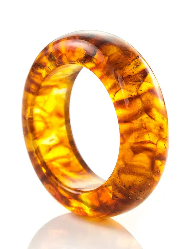 картинка Яркое цельное кольцо из натурального формованного янтаря «Везувий» в онлайн магазине