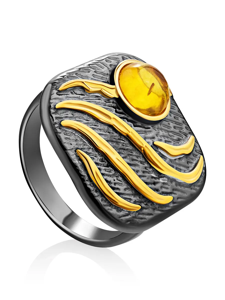 картинка Эффектное квадратное кольцо из серебра с золочением, украшенное янтарём «Эритрея» в онлайн магазине
