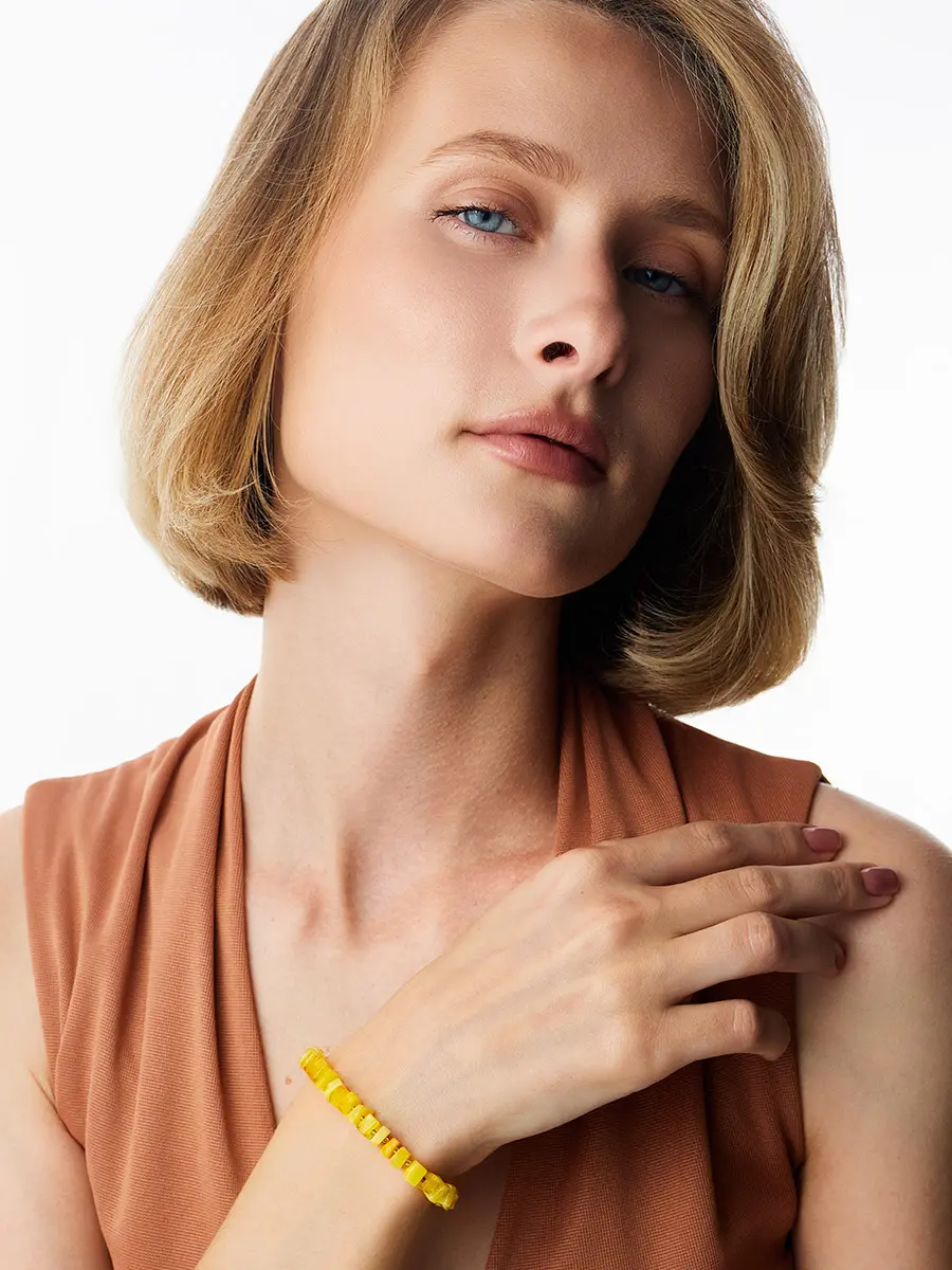 картинка Браслет из натурального ярко-медового янтаря «Шайба квадрат гранёная» в онлайн магазине