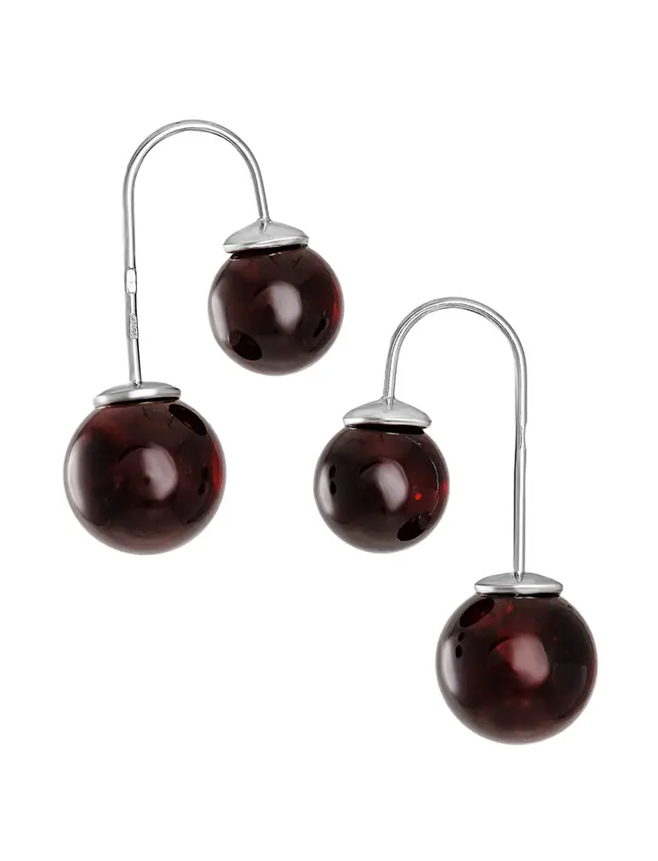 картинка Стильные серьги из серебра с круглыми вставками из вишневого янтаря «Пигаль» в онлайн магазине