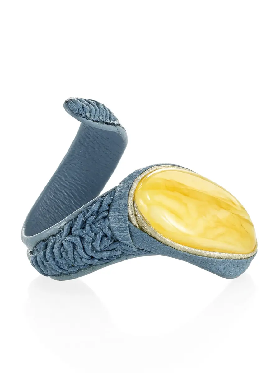картинка Яркое кольцо «Змейка» из голубой кожи и натурального янтаря в онлайн магазине
