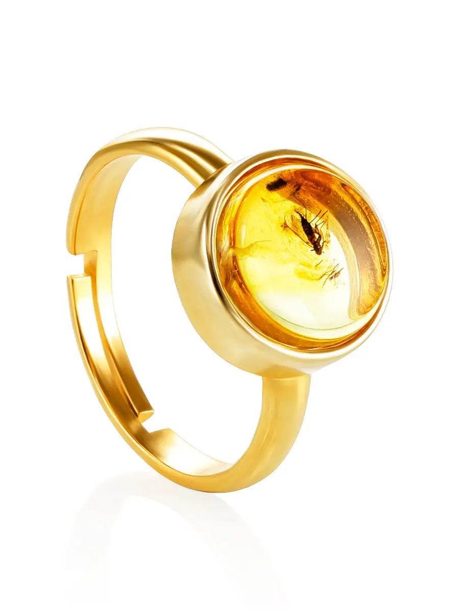 картинка Стильное кольцо из позолоченного серебра и янтаря с инклюзом «Клио»  в онлайн магазине