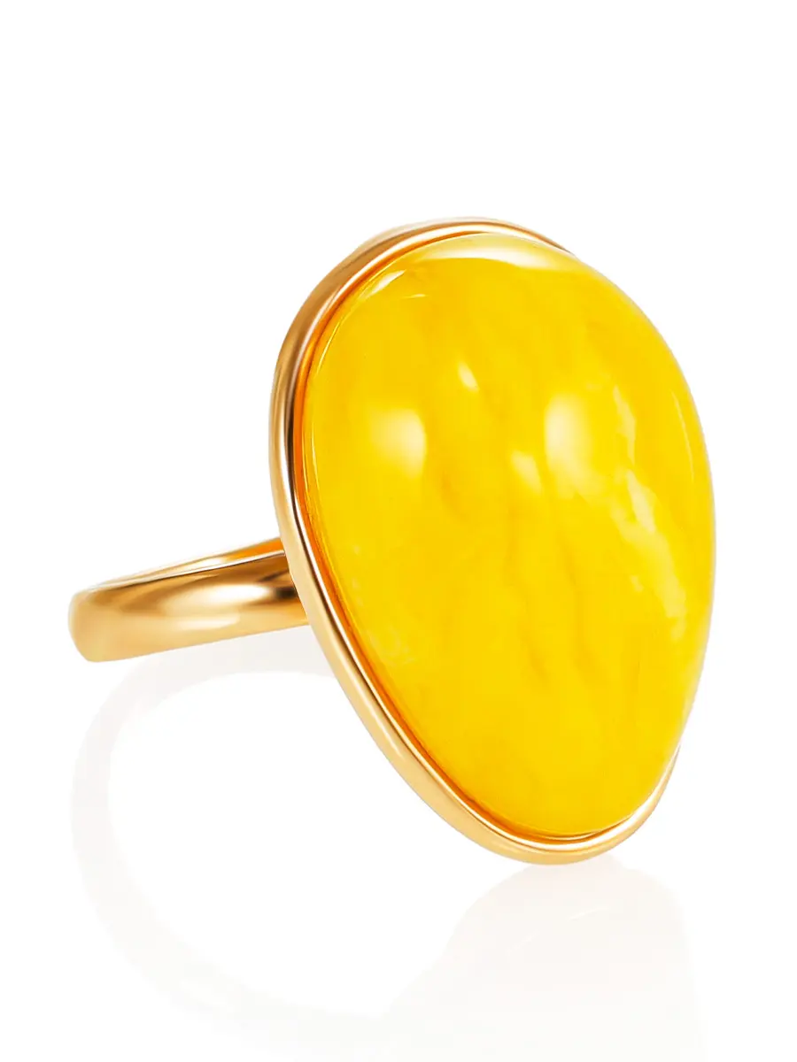 картинка Элегантное золотое кольцо с натуральным янтарём медового цвета в форме капли в онлайн магазине