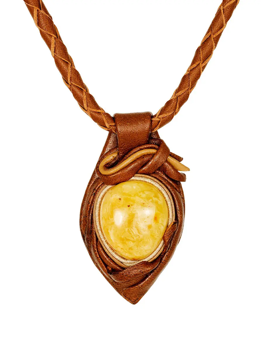 картинка Колье из кожи с подвеской, украшенной натуральным янтарём «Амазонка» в онлайн магазине