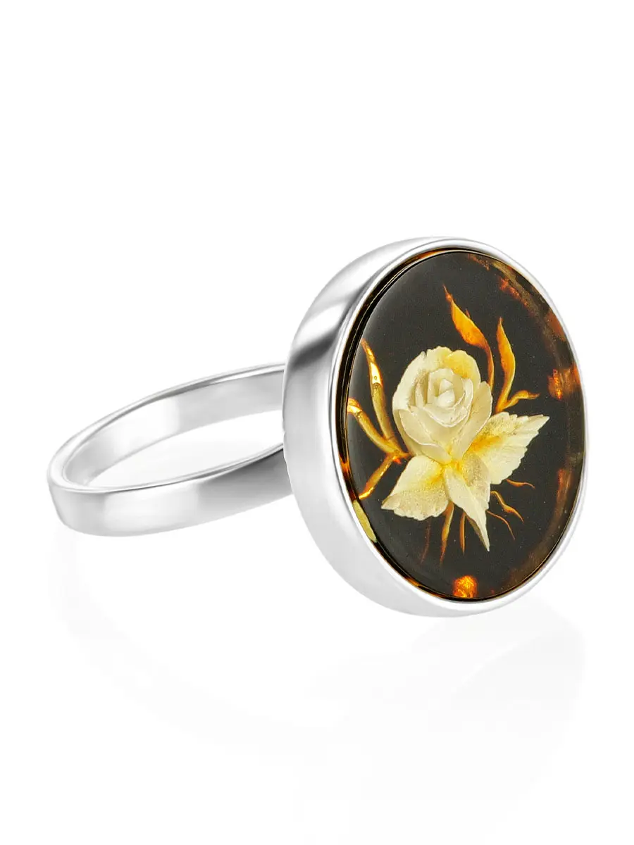 картинка Стильное кольцо из серебра и янтаря с резьбой «Элинор» в онлайн магазине