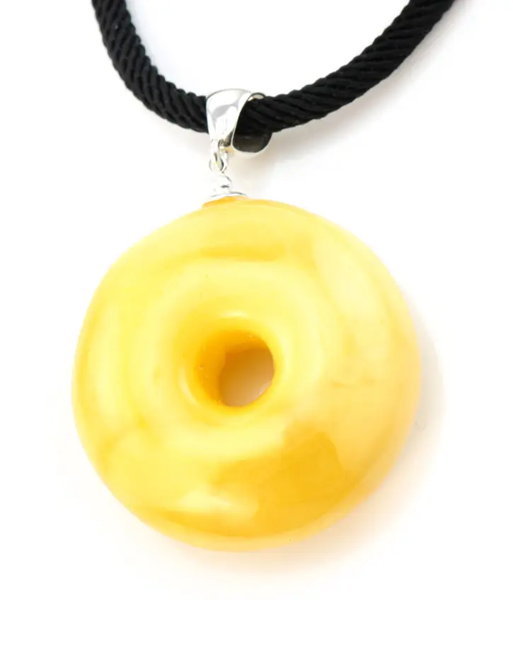 картинка Кулон из формованного янтаря яркого медового цвета в форме колечка «Донат» в онлайн магазине