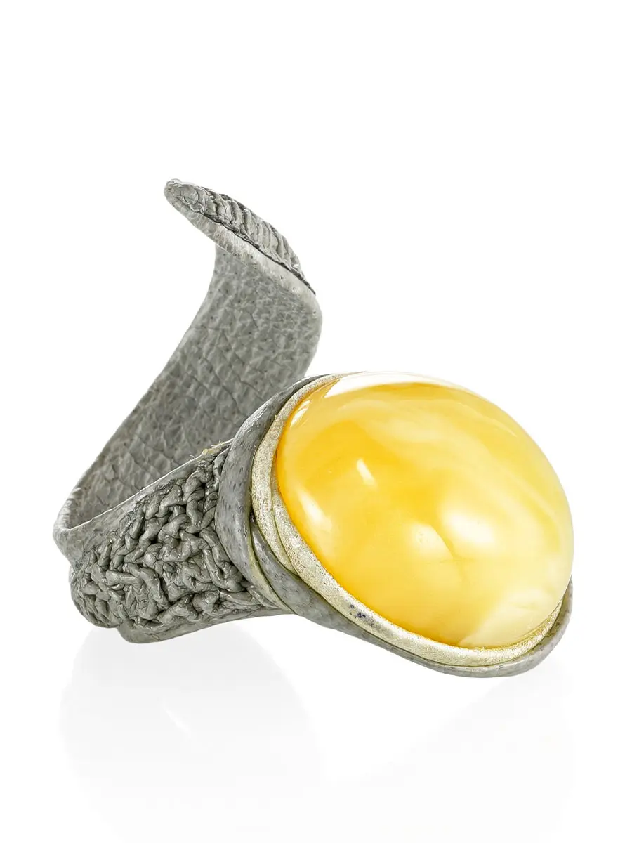 картинка Оригинальное кожаное кольцо-змейка с натуральным медовым янтарём в онлайн магазине