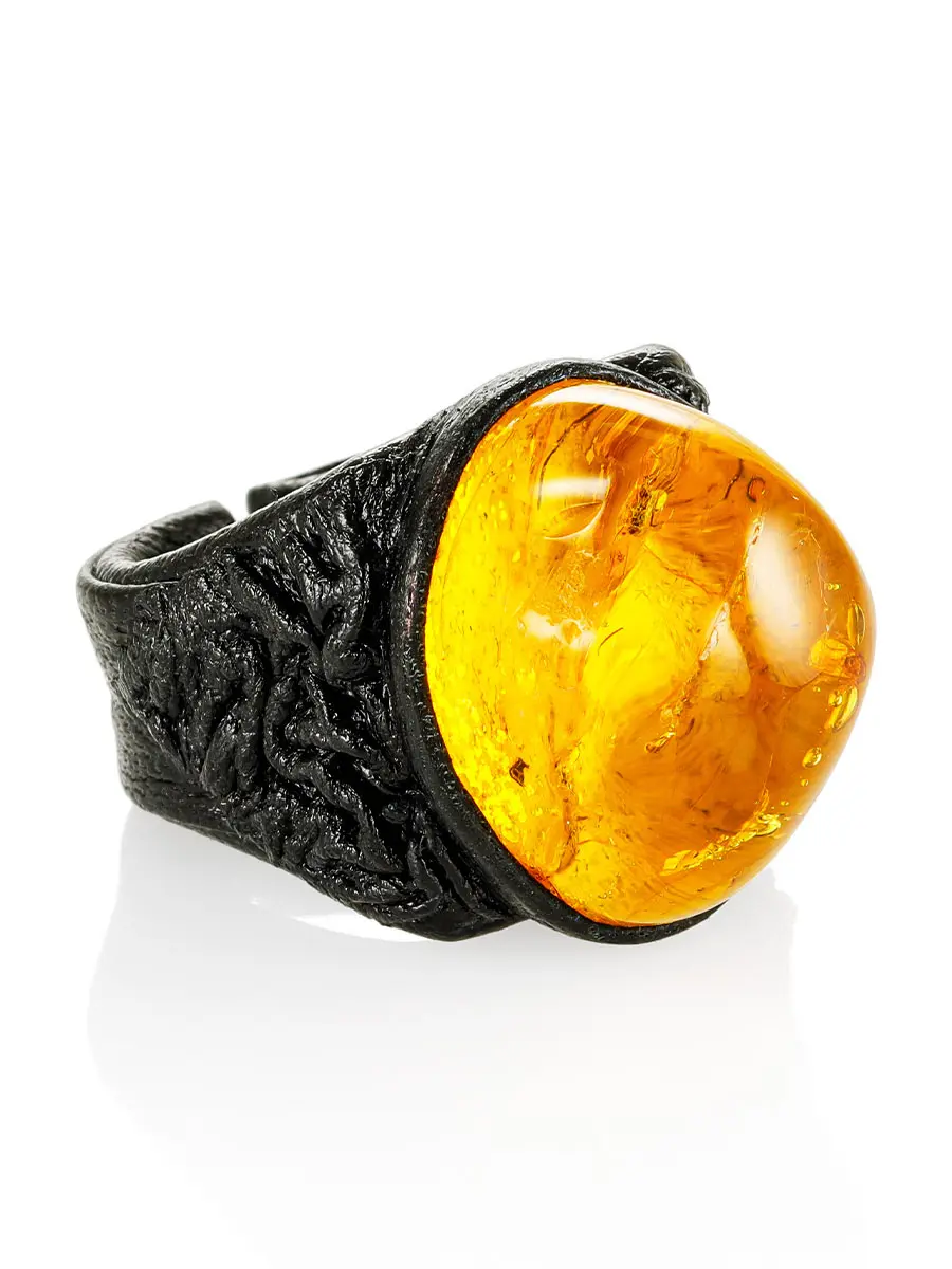 картинка Кольцо-перстень из натуральной кожи и янтаря с инклюзом «Нефертити» в онлайн магазине