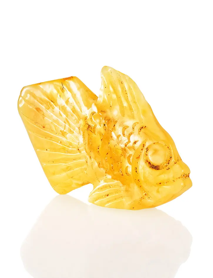 картинка Небольшая сувенирная рыбка, вырезанная из цельного янтаря «Рыбка» в онлайн магазине